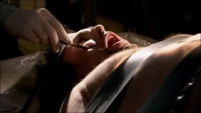 [S1-E1] Dexter choisit d'liminer Jamie Jaworski aprs avoir reconnu son tatouage sur une vido internet dans laquelle une femme est viole et tue. Que fait-il lorsque Dexter le pique ?