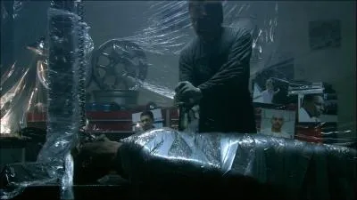 [S2-E2] Chino Gonzalez, aussi appel  Little Chino , est un chef de gang de plus de 2 mtres qui donne du fil  retordre  Dexter... Qu'a-t-il l'habitude de se faire tatouer aprs chaque meurtre ?