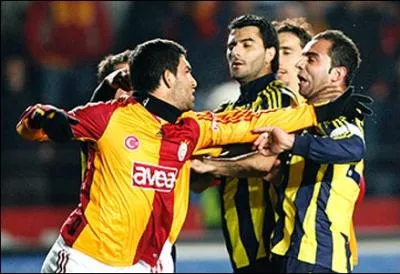 En Turquie, 3 clubs d'Istanbul ont remport le championnat dans l'histoire. Quels clubs sont les plus titrs  galit avec 18 titres ?