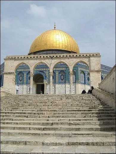 Quel lieu de culte situ  Jrusalem a t tantt une glise, tantt une mosque, surmonte de la croix ou du croissant au gr des conqutes ?