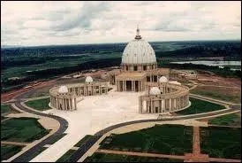 Une tape spirituelle s'impose : la visite de la basilique de Yamoussoukro. Dans quel pays sommes-nous ?