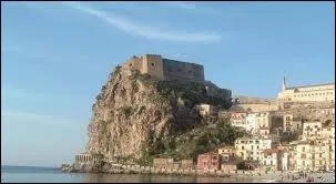 Cap au Sud de l'Europe et voil Crotone. O se trouve cette station balnaire ?
