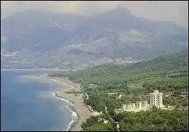 Dans quel pays se trouve la ville maritime de Lattaqui ?