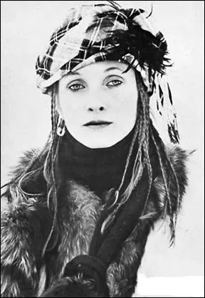 Aprs un passage en prison pour dettes et la faillite de sa troupe en 1645, Molire rejoint la troupe du Duc d'pernon. Qui la dirigeait  son arrive ?