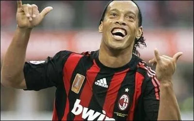 Quel tait le numro port par Ronaldinho lorsqu'il voluait au Milan AC ?