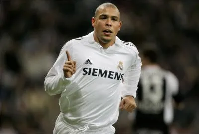 Quel tait le numro de maillot de Ronaldo (le Brsilien) lorsqu'il est arriv au Real de Madrid ?