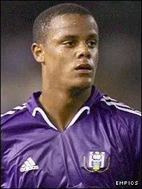 Vincent Kompany porte actuellement le n4  Manchester City. Quel numro portait-il lors de ses dbuts professionnels avec le RSC Anderlecht ?