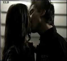 Qui embrasse Damon sur cette image ?