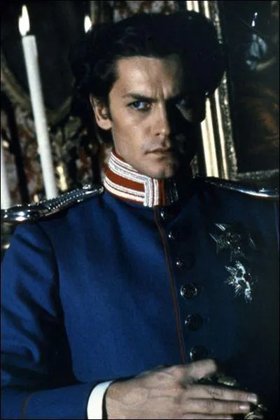 C'est l'acteur Helmut Berger qui prte ici ses traits dlicats  Louis II de Bavire, Prince puis Roi de Bavire, dont les traits taient vritablement angliques. Il tait le fils de... ?