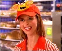 Dans la saison 6, que trouve Buffy dans le hachoir lorsqu'elle travaille dans le fast-food ?
