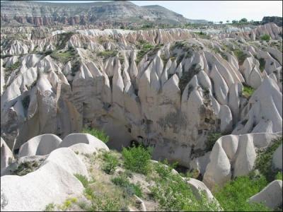 Connue pour ses paysages pittoresques rsultant du volcanisme et de l'rosion ainsi que pour ses habitations troglodytiques et ses cits souterraines, la Cappadoce est une rgion de...