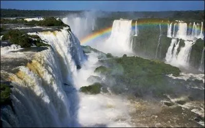 De combien de cascades sont formes les Chutes d'Iguaz, situes entre l'Argentine et le Brsil ?