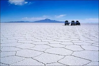Dans quel pays d'Amrique du Sud se situe le Salar de Uyuni, vaste dsert de sel de 12 500 km2 ?