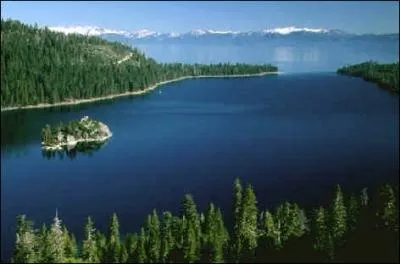 Le lac Tahoe, situ  1 867 mtres d'altitude,  cheval entre la Californie et le Nevada est le plus grand lac d'Amrique du Nord situ  plus de 5000 pieds. Quelle est sa superficie ?