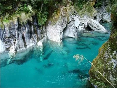 Dans quel pays tes-vous si vous vous baignez dans les Gorges de Makaroa ?