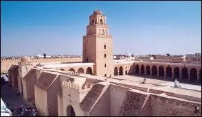 Kairouan est une ville splendide. O est-elle situe ?