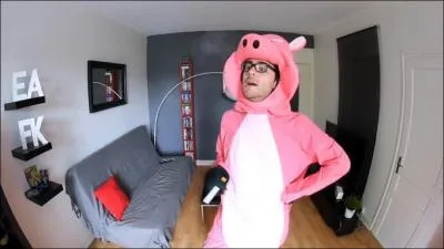 De quelle couleur est sa perruque quand il imite sa mère ?