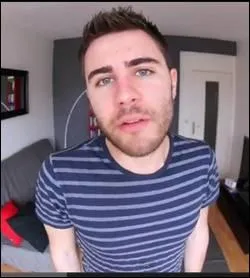 Sur son étagère, il y a 4 lettres. Quel mot forment-elles ?