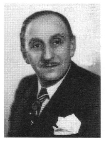 Né en 1874 à Marseille, décédé en 1952 à Paris. Il composa la musique de nombreux films de Pagnol. Ce dernier lui confia le rôle-titre dans « Jofroi ».