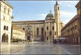 Ascoli-Piceno n'est pas la plus connue des localits de ce pays. Lequel ?