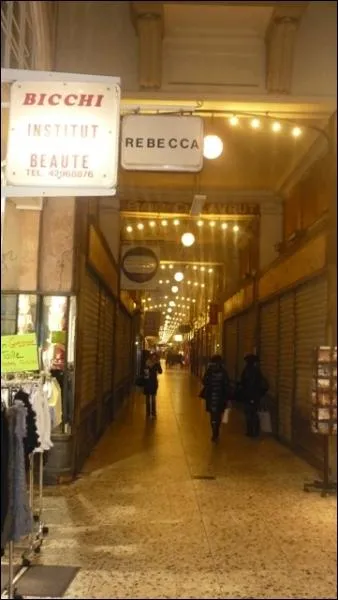 Ce passage servait de foyer aux Bouffes-Parisiens.
