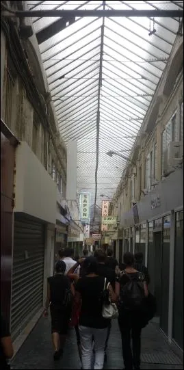 Ce passage est un vrai labyrinthe, arpent par les ngociants en textiles du Sentier.