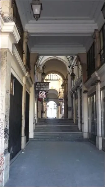 Ce passage excentr et peu connu donne sur la place de la Rpubique.