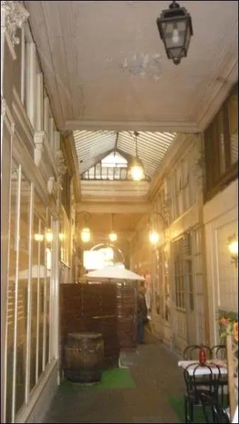 Il s'agit du plus court et du moins connu passage de Paris.