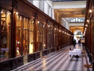 C'est une des plus belles galeries qui a conserv ses boiseries et ses plafonds peints.