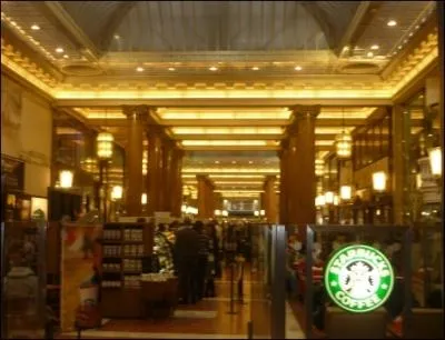 Les Arcades des Champs-lyses a accueilli durant longtemps un grand cabaret, lequel ?