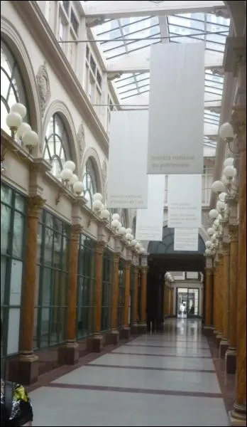 C'est la voisine de la prcdente ; elle a voulu lui faire concurrence.