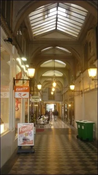 Un peu plus  l'ouest,  l'entre de cette galerie, on trouve un clbre restaurant.