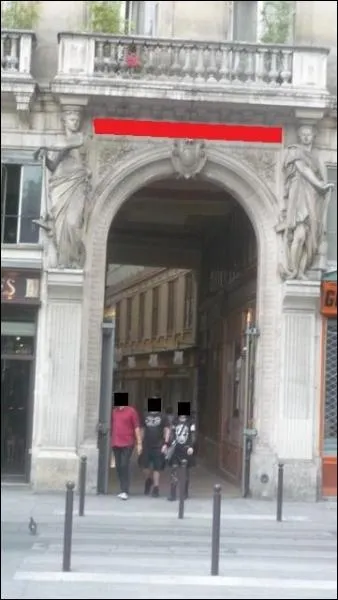 Ce passage assez court donne sur le boulevard de Sbastopol.