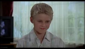 Comment s'appelle le petit frre de l'hrone qui est la seule  en avoir un ?