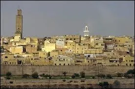 Quel pays traversons-nous en passant par Mekns ?