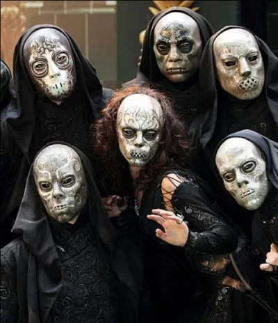 Au dbut, comment J. K. Rowling avait-elle appel les Mangemorts ?