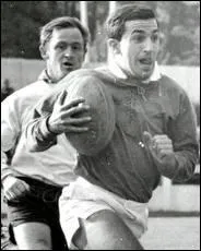 Le seul joueur qui a t slectionn  4 postes diffrents en quipe de France (lignes arrires). Surnomm  Peter Pan , il joua  Lourdes et  Bagnre de Bigorre