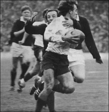 Centre du CA Bglais et de l'quipe de France de 1967  1973, souvent associ  Jo Maso. Il faisait partie des 4 meilleurs centres   Dourthe- Lux et Trillo-Maso .