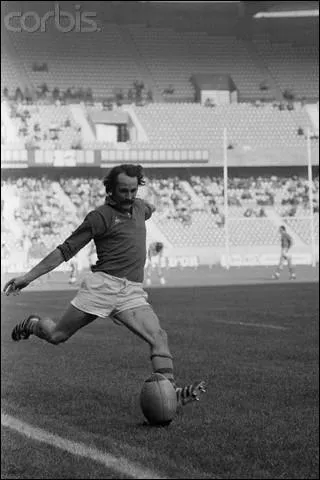 Il dbuta  l'aile puis joua  l'arrire,  Bziers et en quipe de France jusqu'en 1980, rput pour ses crochets droutants et une trs grande rapidit .