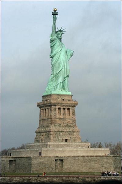 Quel pays offrit la statue de la liberté en 1886 ?