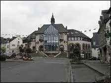 On entend le nom de cette commune dans  Scnes de mnages . Il s'agit de Plestin-les-Grves, o les rsidents se nomment les ...