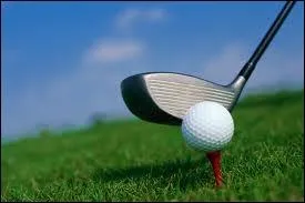 Avec quoi frappe-t-on la balle au golf ?