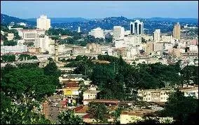 La huitime ville se nomme Kampala. O se situe-t-elle ?