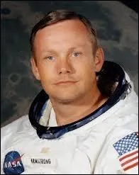 Neil Armstrong dcde  l'ge de 82 ans, quel ge avait-il quand il marcha sur la lune ?