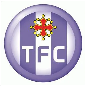 Quelle équipe joue au 'Stadium' d'une capacité d'environ 33 000 places ?