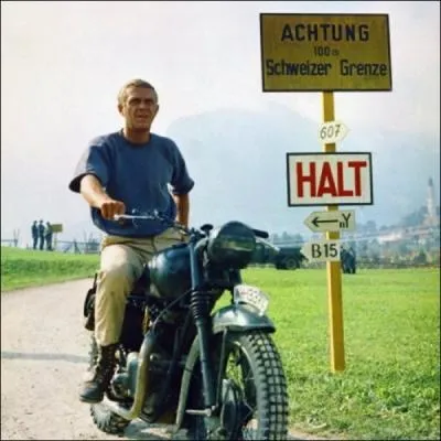 Piloter une moto, c'est gnial, attention pourtant, on peut finir dans des barbels nazis !