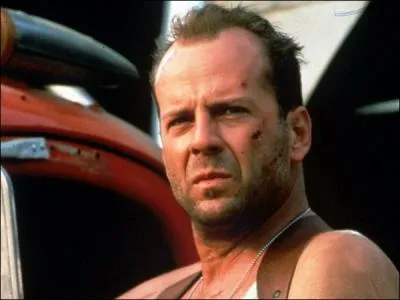 A New-York, un magasin est souffl par une explosion, John McLane doit courir dans toute la ville avant de comprendre que Simon se joue de lui !