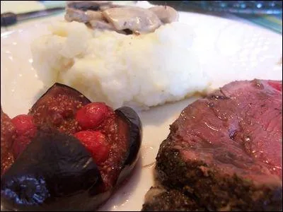 Dans la phrase  cette viande est vraiment cuite  point , qu'entend-on par   point  ? 