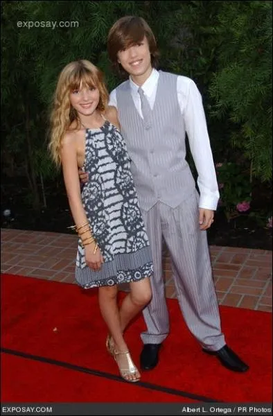 Sur la photo, avec qui est Bella Thorne ?