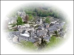 Un slogan touristique considre une ville belge francophone situe en Rgion wallonne comme tant  la plus petite ville du monde . Quelle est cette ville ?